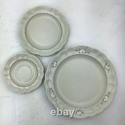 24 Pc Lot of Vintage Heirloom Pfaltzgraff Pattern Dinnerware/China Dining Set