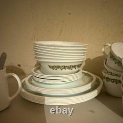Corelle Livingware Crazy Daisys 30 piece set PLUS 2 BLUE FLOUR CORNING MUGS