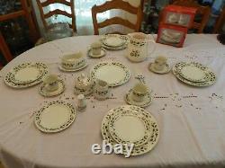 Fine China of Japan Christmas Dinnerware A Season of Wonder Set For (4+) 9-4