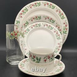 Gibson Everyday Christmas Time 24 Piece Dinnerware for 4 1997-2014 Made In China
