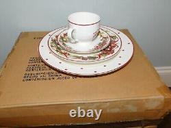 RARE! Better Homes & Gardens Cardinal 16 Pc Dinnerware Set for 4 Christmas