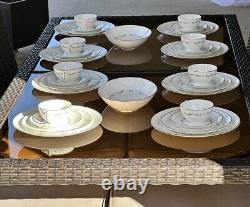 Royal Doulton Coronet H4947 Bone China 34-Piece Dinnerware Set