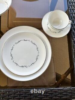 Royal Doulton Coronet H4947 Bone China 34-Piece Dinnerware Set