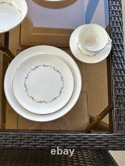 Royal Doulton Coronet H4947 Bone China 34-Piece Dinnerware Set