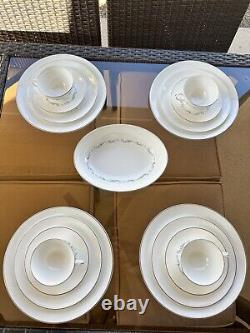 Royal Doulton Coronet H4947 Bone China 34-Piece Dinnerware Set