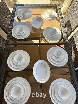 Royal Doulton Coronet H4947 Bone China 34-Piece Dinnerware Set