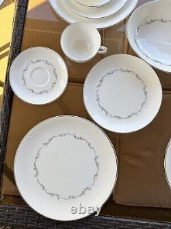 Royal Doulton Coronet H4947 Bone China 34-Piece Dinnerware Set