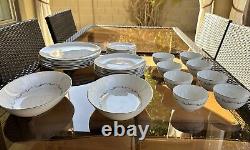 Royal Doulton Coronet H4947 Bone China 34-Piece Dinnerware Set