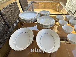 Royal Doulton Coronet H4947 Bone China 34-Piece Dinnerware Set