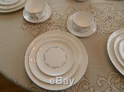 Royal Doulton Coronet H4947 Dinnerware Set for 12 with 4 Serving Pieces 4-4