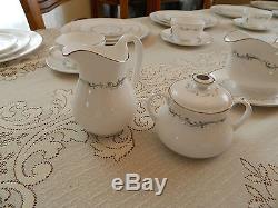 Royal Doulton Coronet H4947 Dinnerware Set for 12 with 4 Serving Pieces 4-4